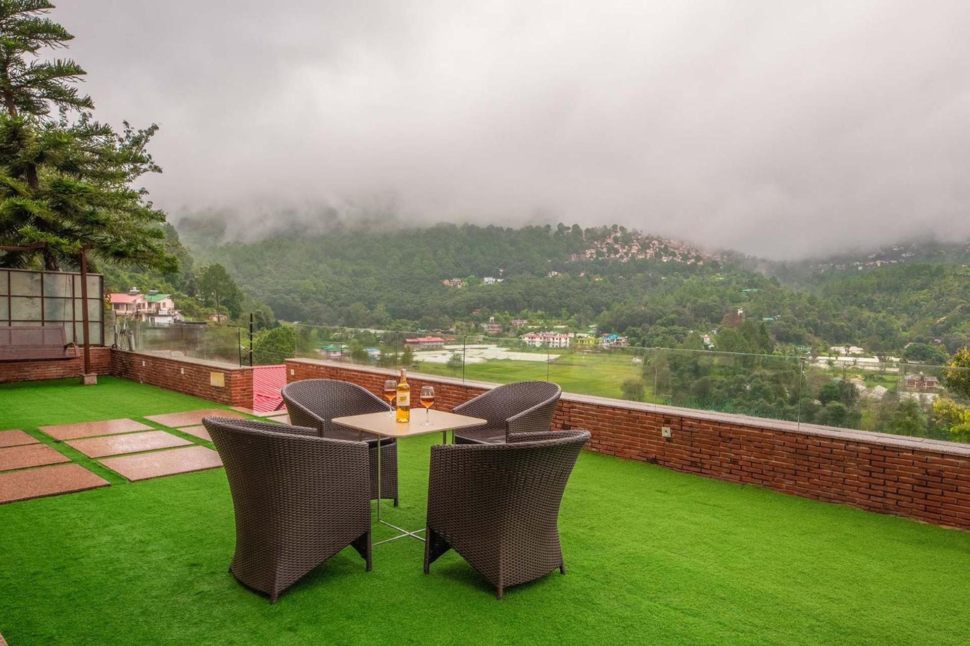 Stayvista At Oberoi'S Chalet Bhīm Tāl Exterior foto