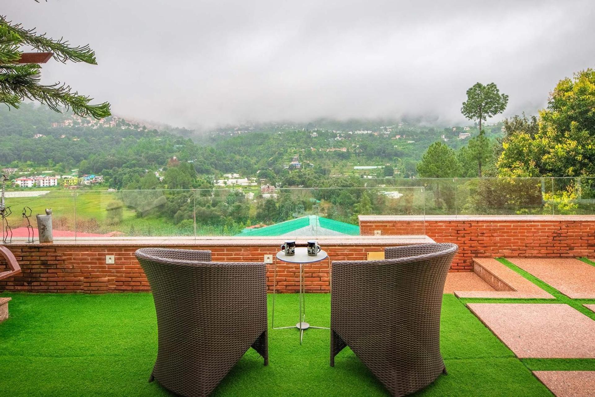 Stayvista At Oberoi'S Chalet Bhīm Tāl Exterior foto